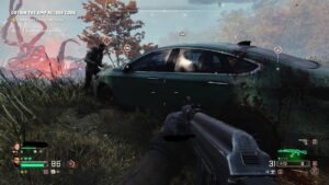 Joueur approchant une voiture verte recouverte de sang dans un environnement forestier.