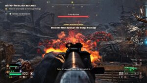 Explosion massive dans un camp envahi par les zombies, un pick-up visible au premier plan.