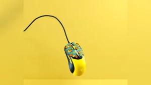 Souris Razer jaune décorée avec Pikachu et les starters