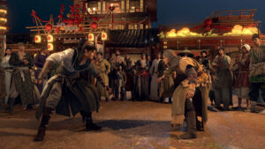 Deux personnages s’affrontent devant une foule dans Where Winds Meet