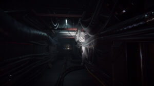 Couloir technique sombre aux parois tapissées de câbles et conduites métalliques