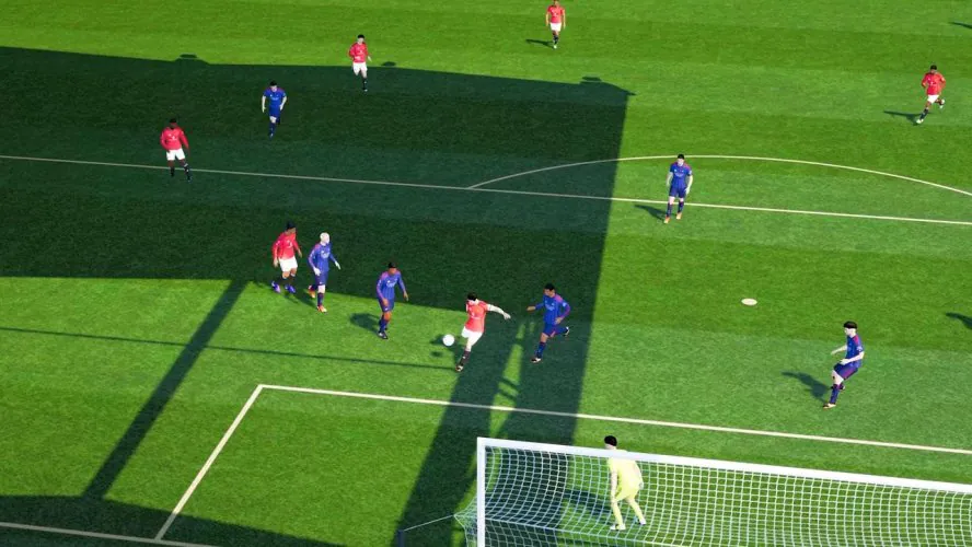 Une action tendue se joue dans la surface dans Football Manager 26 avec défense resserrée et frappe imminente