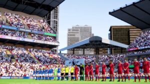 Cérémonie d’avant-match dans Football Manager 26 avec les deux équipes alignées au centre du terrain