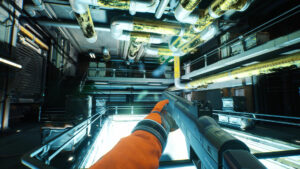 Vue à la première personne dans un complexe technique aux tuyaux jaunes et murs métalliques